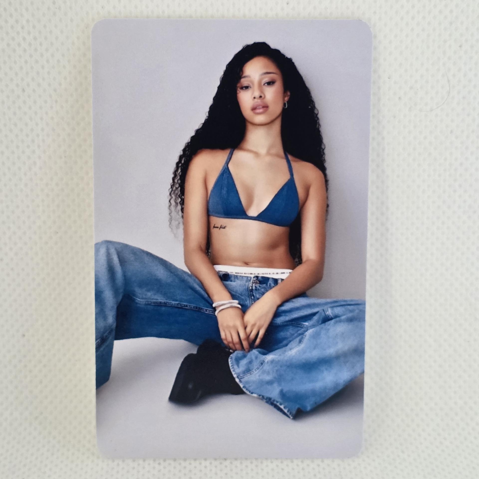 Katseye : Gap Philippines - Manon denim purchase Photocards