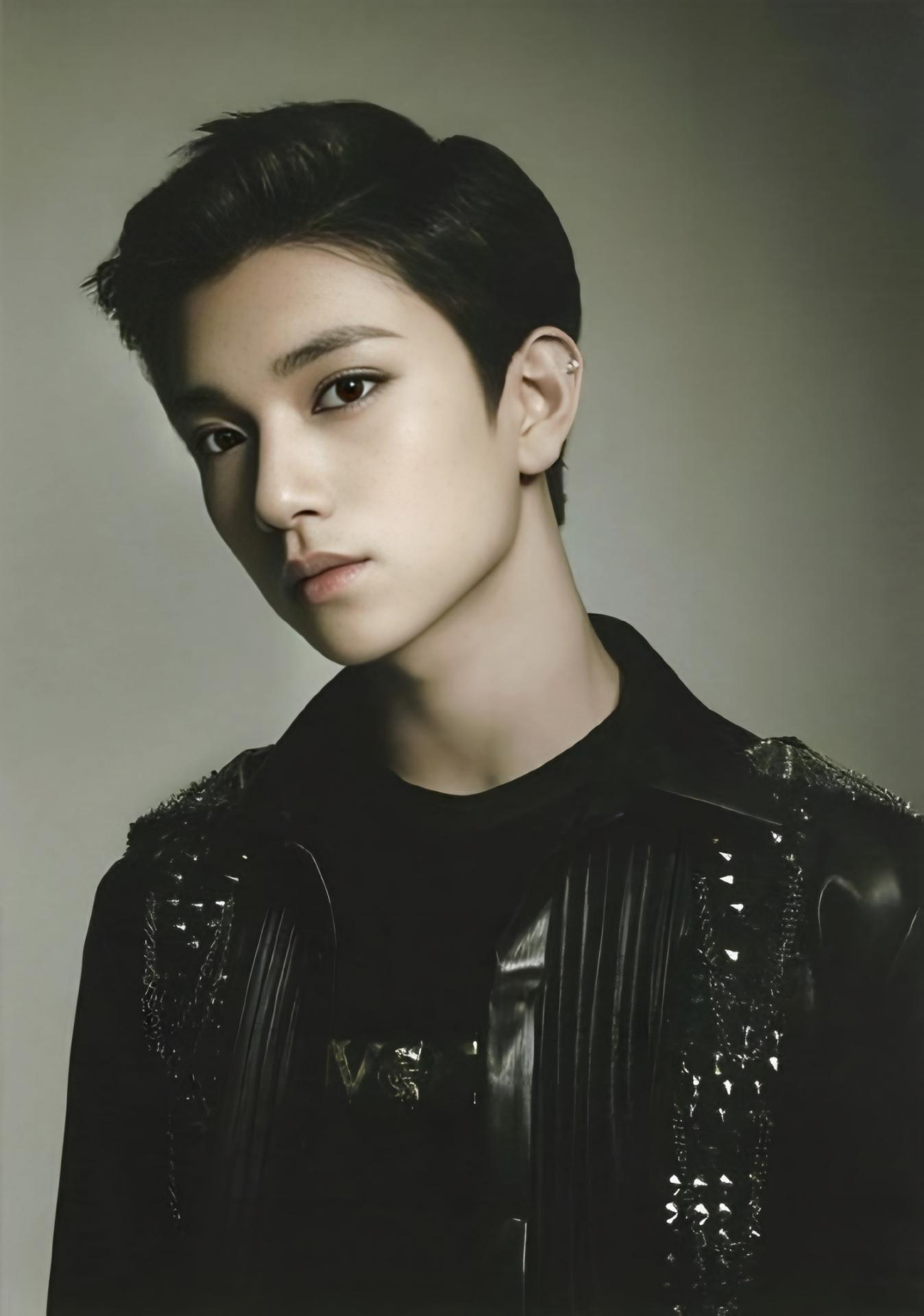17 : First Mini Album Postcards - Dark Version 